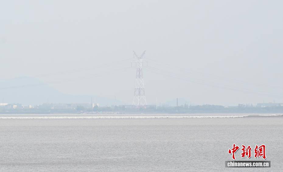 浙江杭州：钱塘江“鬼王潮”吸引民众