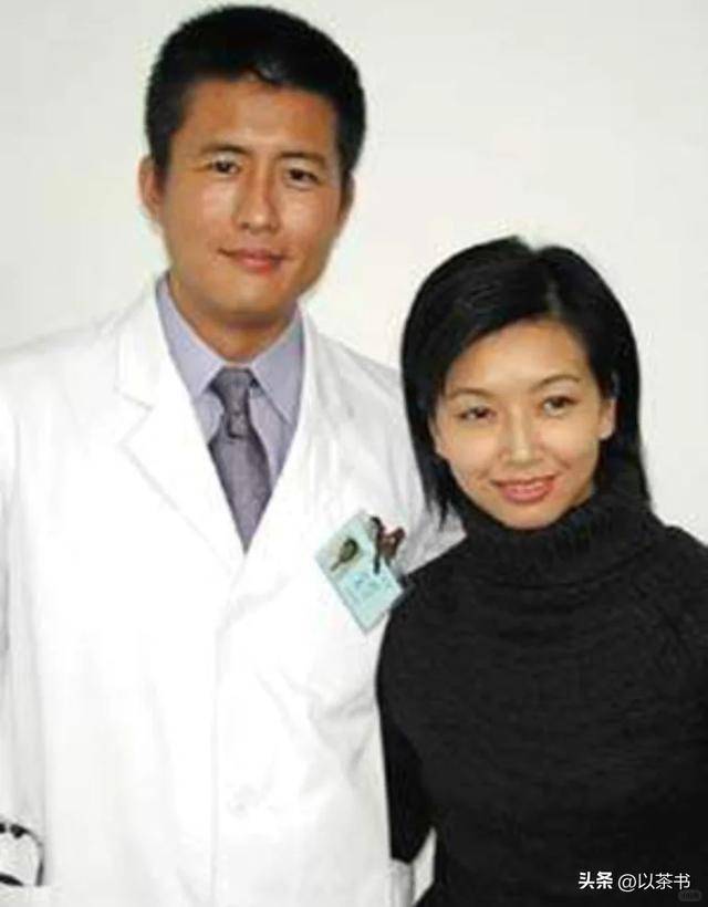 原来她就是高曙光现任妻子，气质优雅显年轻，男方眼神是真爱无疑