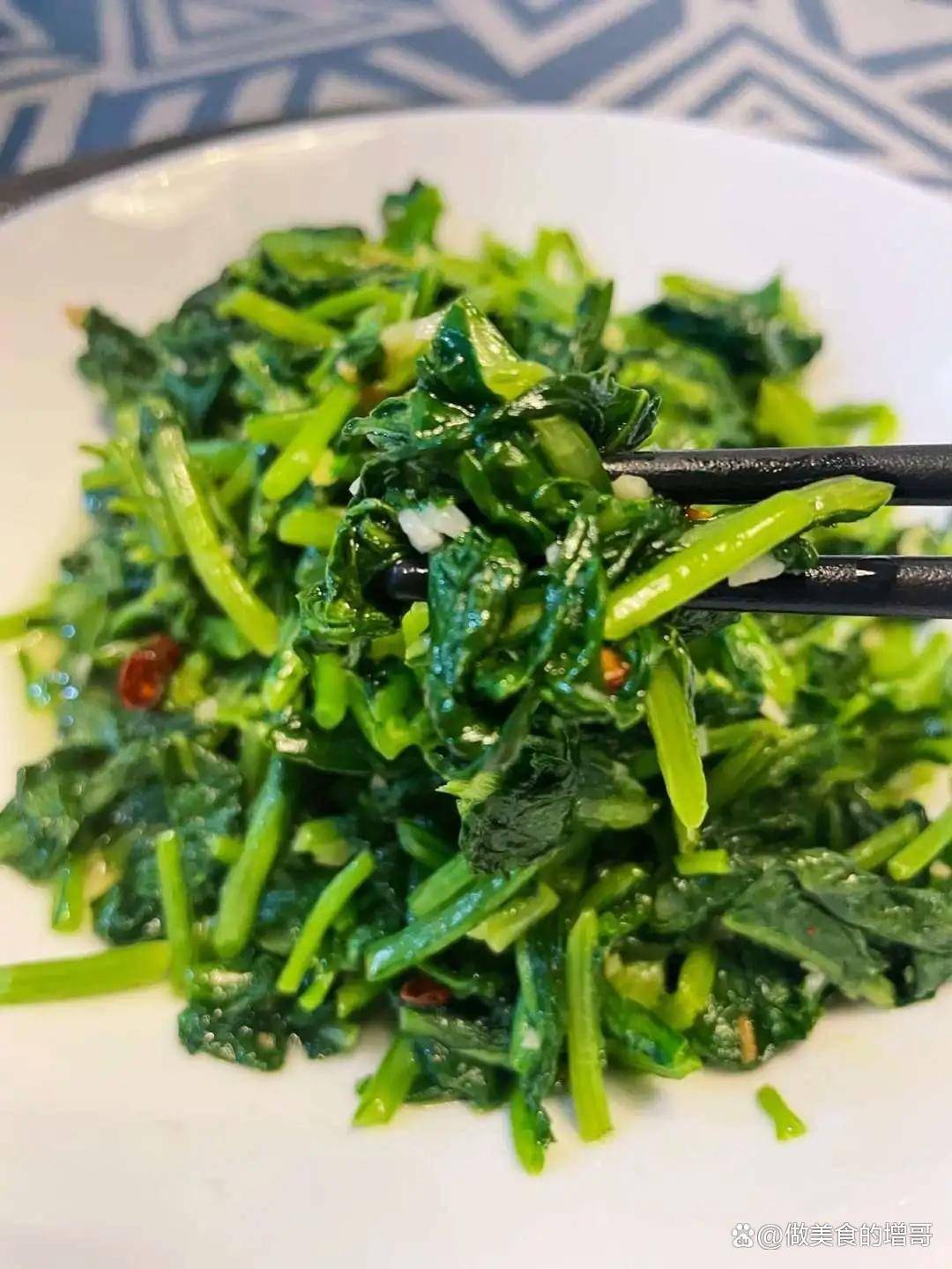 凉拌萝卜叶,别当垃圾扔,焯水挤干蒜泥拌,略带苦香,是绝佳下饭小菜