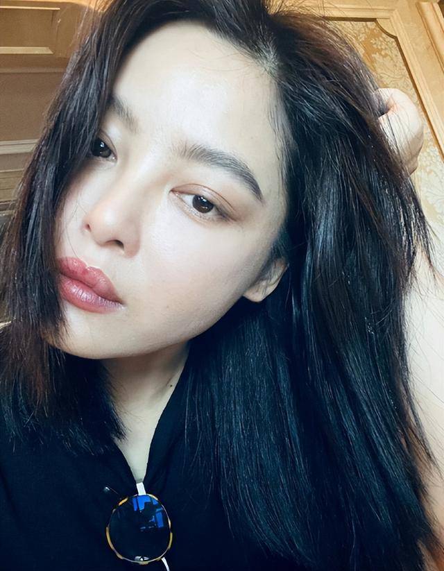 人民日报点赞辛芷蕾获奖感言，句句不提刘亦菲，却字字提醒刘亦菲