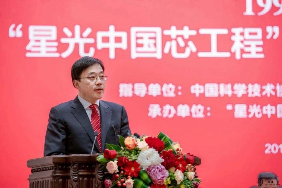 原创             中国芯片被卡脖子每年巨额进口，一位华人科学家归来，彻底改变格局