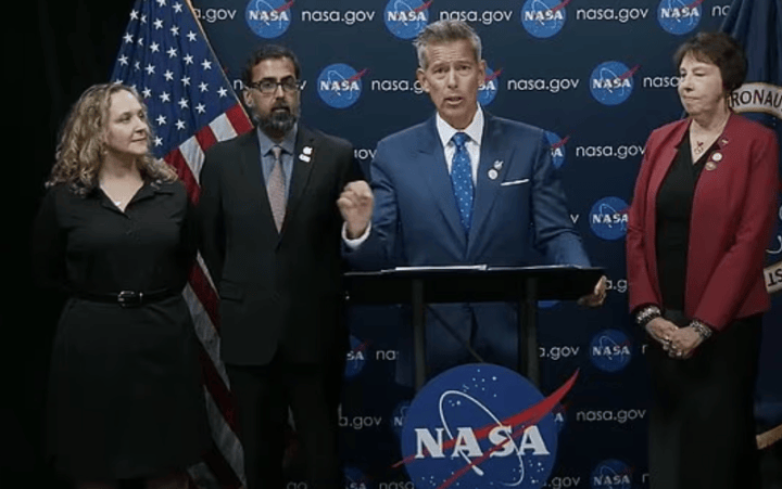 NASA宣布在火星上发现生命迹象，然后要找白宫出钱，把样本运回地球