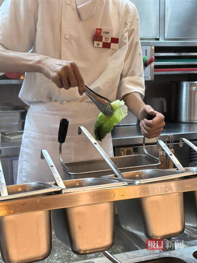 长沙一西贝门店确认部分食材是从北京的中央厨房运来