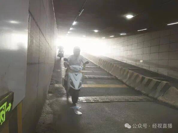 58岁女子地道入口骑车摔死，女儿质疑：40米有14条减速带，合理吗？