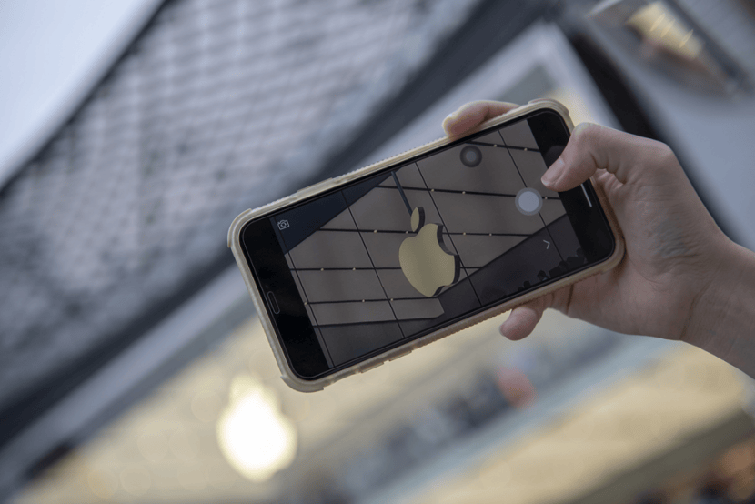 都说iPhone 17“又丑又土”，怎么你还是抢不到？