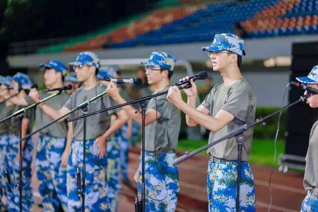 一往无前！大学新生星夜行军40里，超燃！