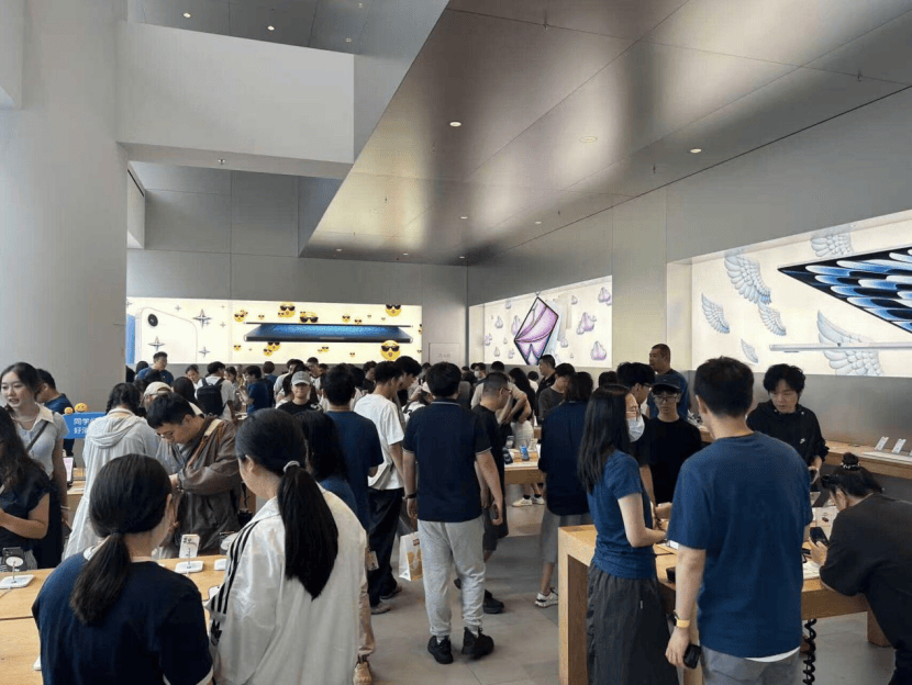 都说iPhone 17“又丑又土”，怎么你还是抢不到？