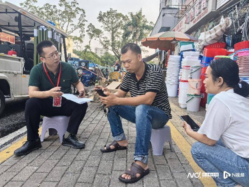 深圳一菜场拥堵逼顾客绕圈！社区把办公室“搬”到摊贩中间