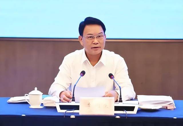 厅长李明生，在干部、职工调动上违规为他人谋利