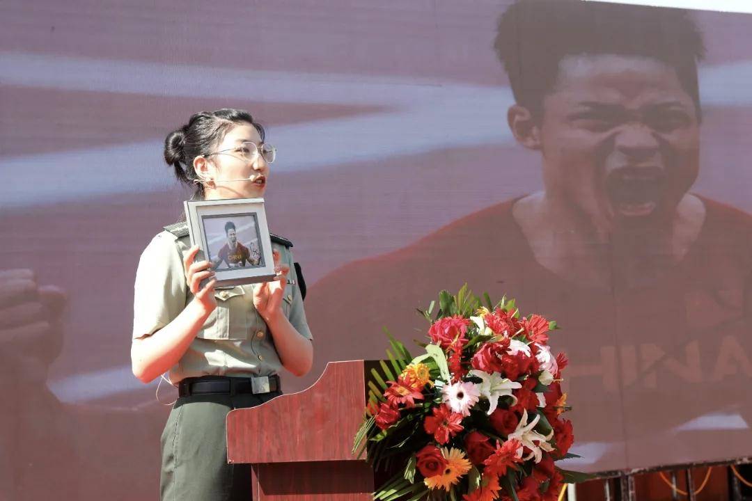 上尉女军官，收到北大录取通知书！