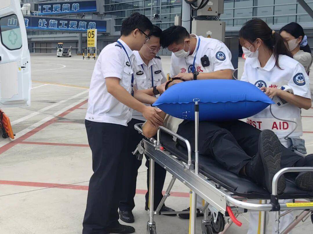 航班飞行中旅客突发心脏不适，济宁大安机场紧急接力救助
