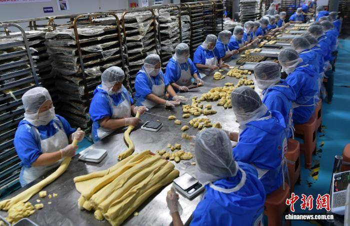 中秋将至 河北石家庄“月饼村”生产销售忙
