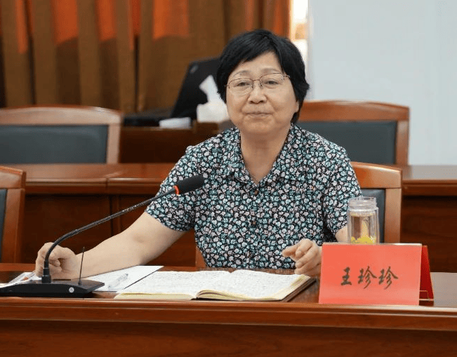 王珍珍，多次收受老板送的高档香烟、白酒及手机