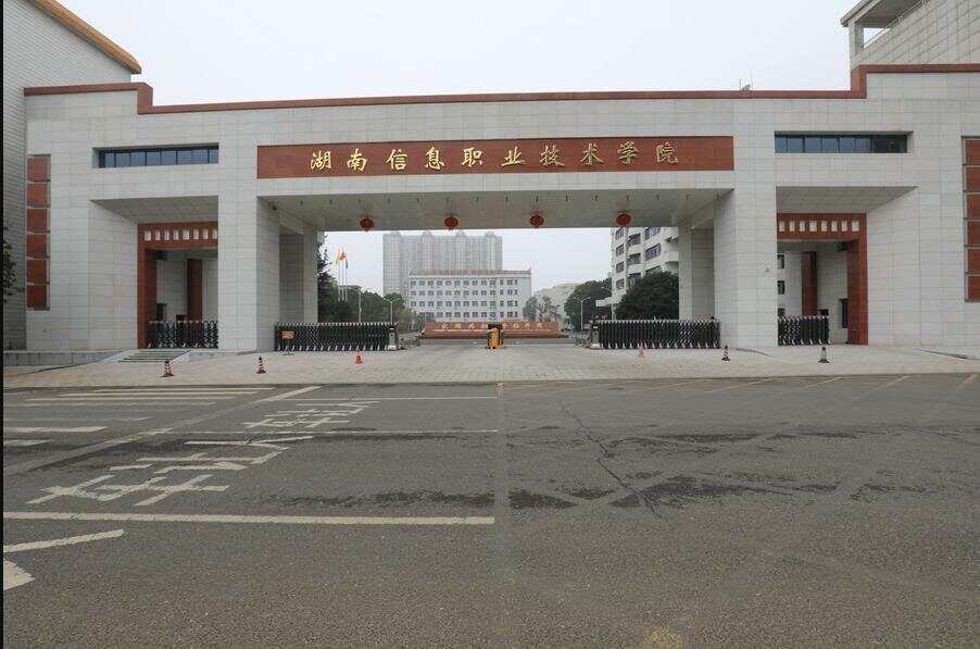 湖南一高校辅导员诈骗上百人，学校是否需要承担责任？