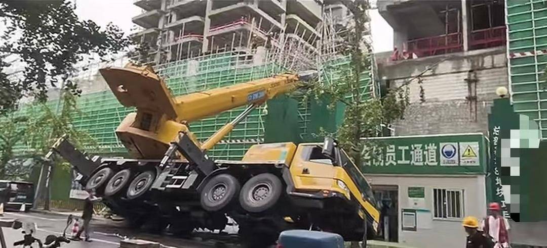 成都武侯区群众路附近一在建工地吊车侧翻 街道办：无人员伤亡