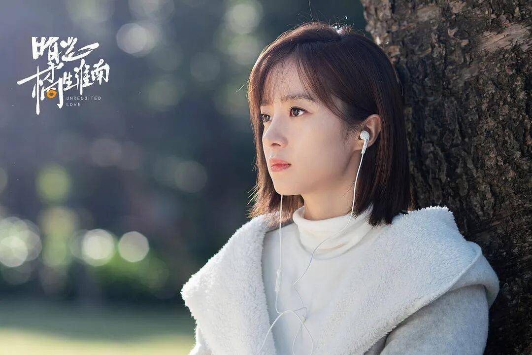 33岁胡冰卿"冷白皮"美到发光,素颜生图比李小冉还白,肤如凝玉被赞"