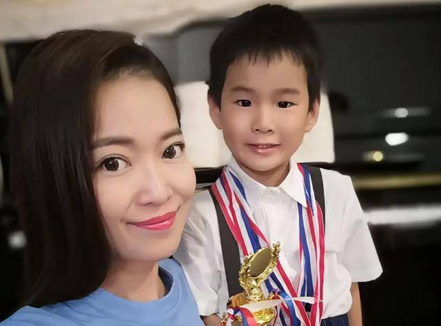 她曾是上海台主持人，如今在仓库打包卖水果，单身带儿子独自生活