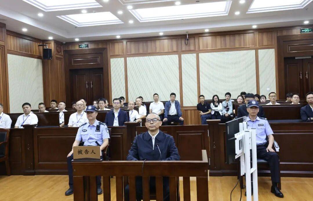 在常务副市长、市长、市委书记等职上，陈少荣受贿2207万