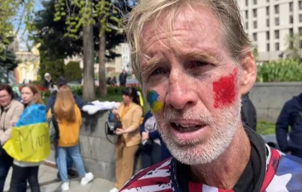 被判终身监禁，特朗普遇刺未遂案嫌疑人当庭笔猛刺脖子，自杀未遂