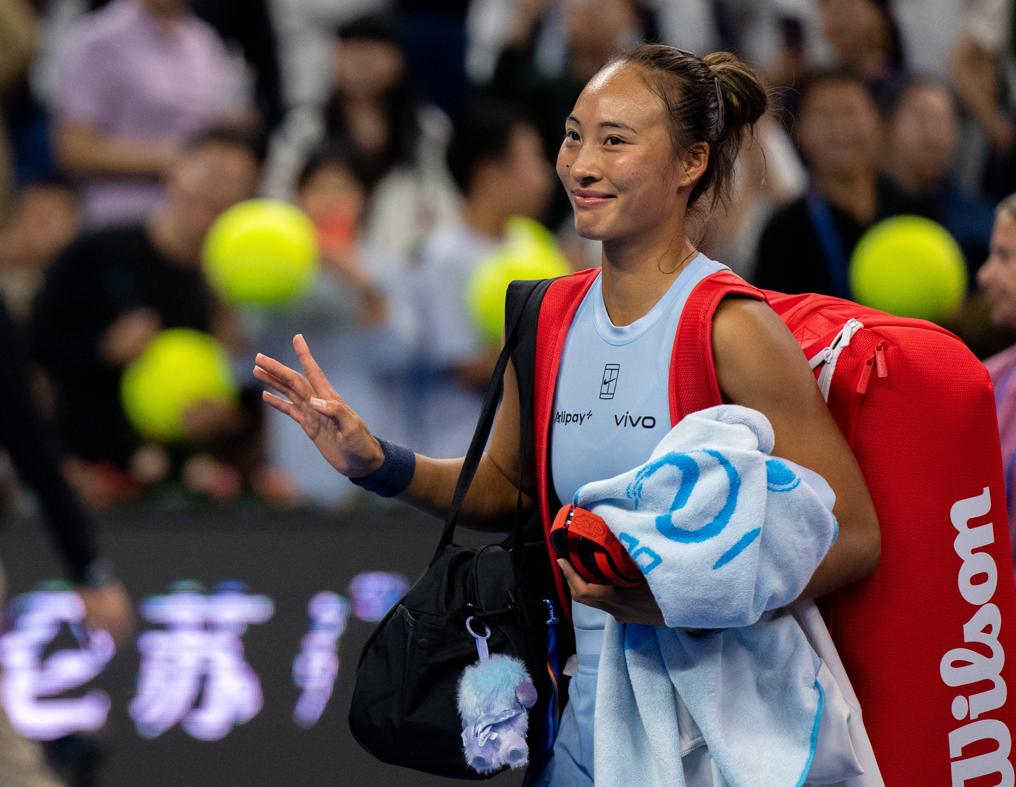 2025中网女单：郑钦文强势晋级第三轮，展现中国网球新星风采
