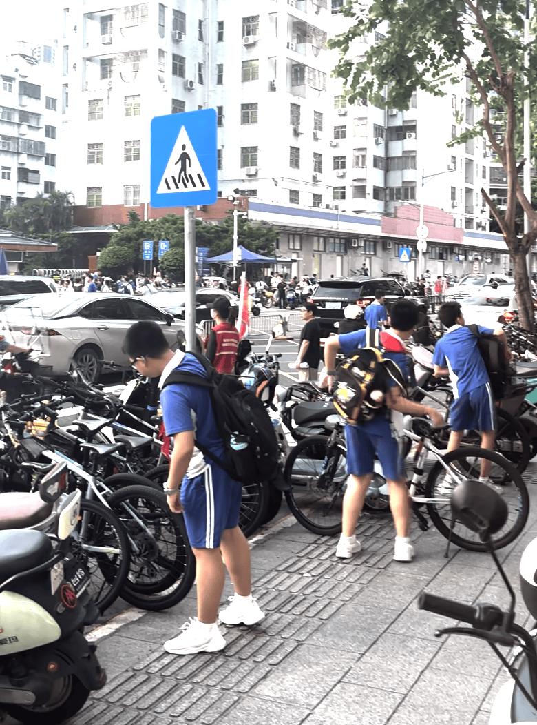深圳一医院门口被指“举步维艰”！整治后记者实探:仍很堵