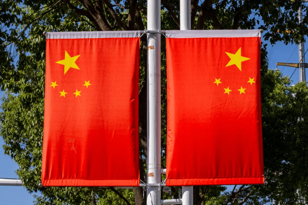 满城的中国红是写给祖国最热烈的情书每一面飘扬的国旗都在诉说盛世