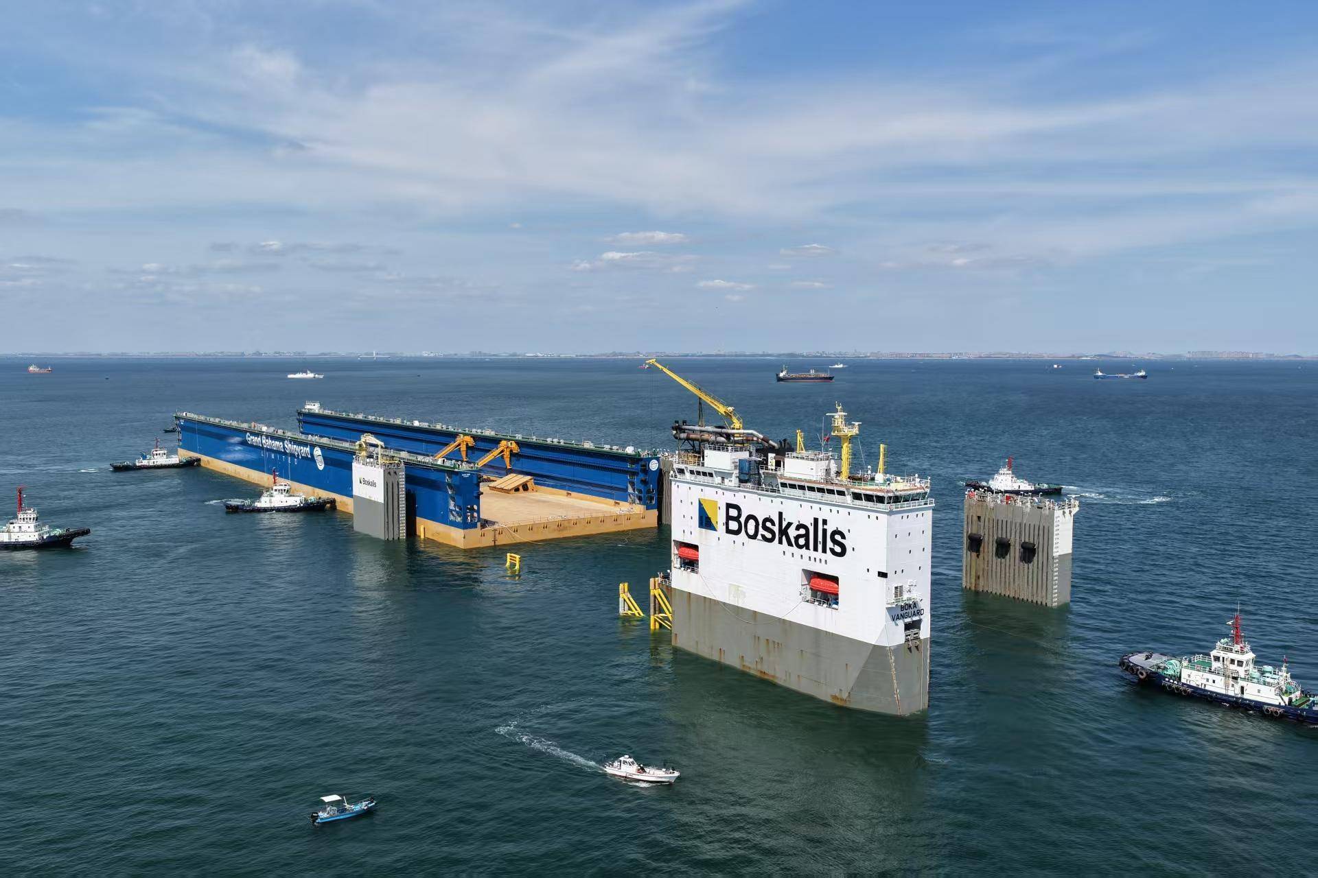 青岛海事全力护航世界最大半潜船海上浮船坞湿装作业