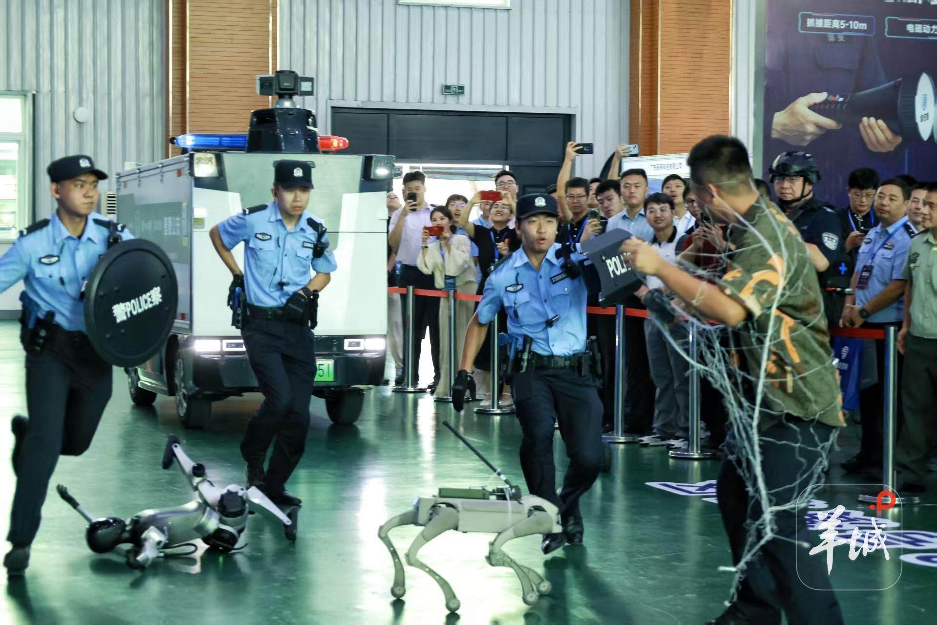 警用机器狗、无人排爆车、人形机器人亮相！这场研讨会科技含量超高