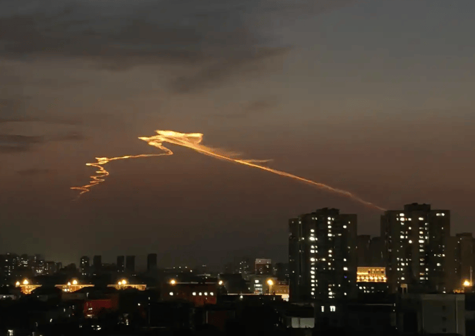 北京等地傍晚天空现神奇光线！专家：飞行器燃料燃烧后的尾气，在阳光映照下形成