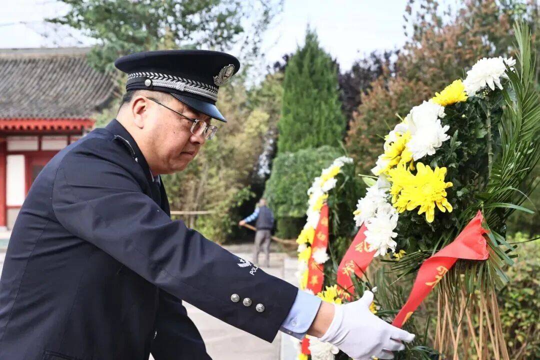 全体人员依次敬献鲜花,深切缅怀英烈功绩在纪念馆内,高新公安分局民警