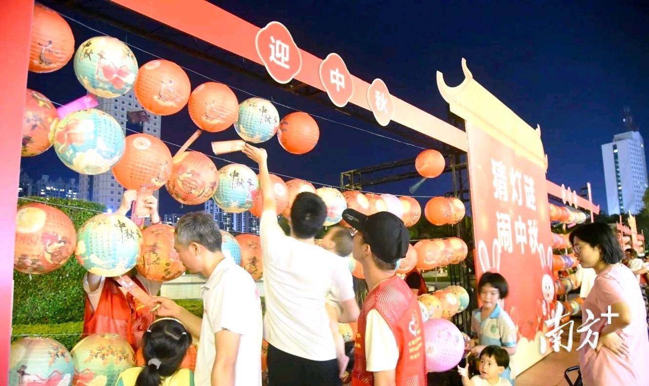 月华漫洒灯笼舞，茂名文化广场上演中秋文化盛宴