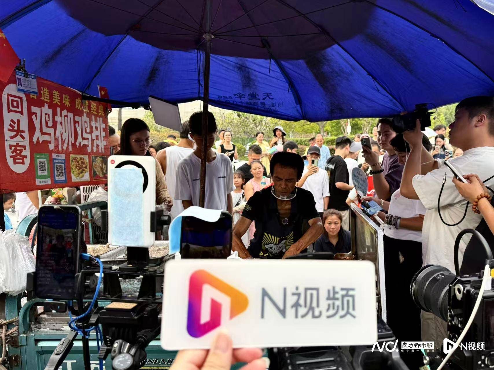 直击“鸡排哥”假期裂变式出摊！妻子称凌晨六点多就起来准备
