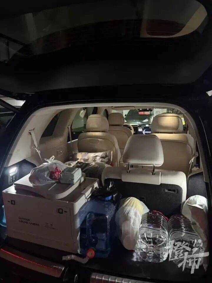 聪明的人又堵在高速上了……