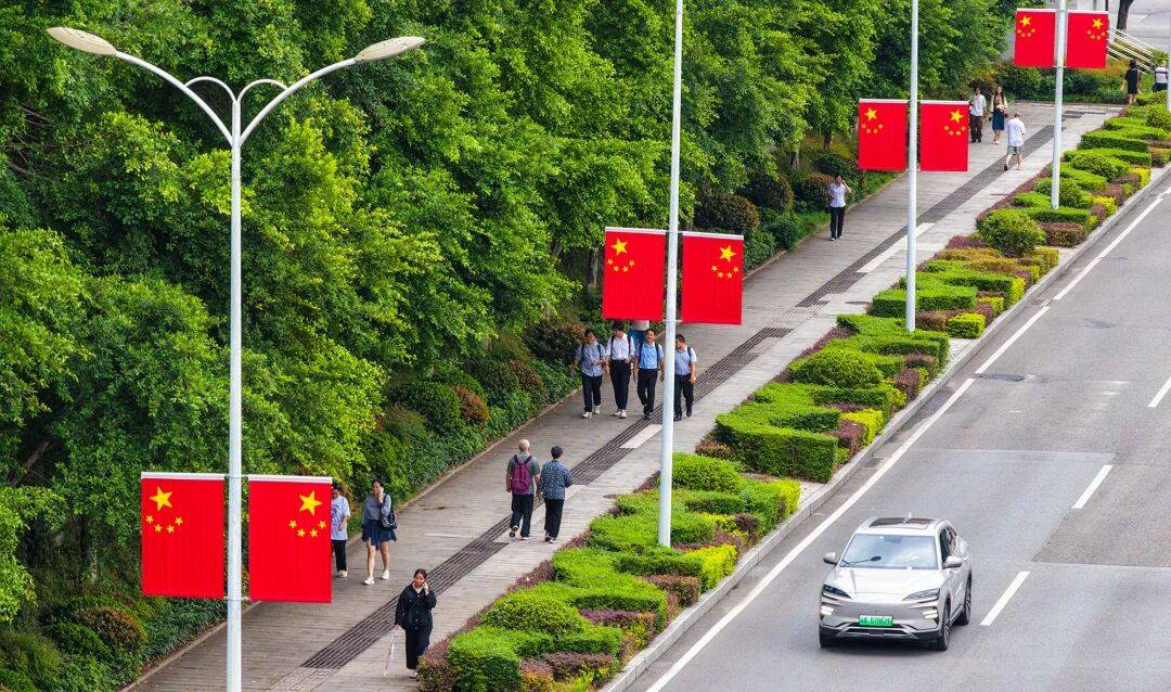 喜迎国庆,两江新区飘起最美"中国红"