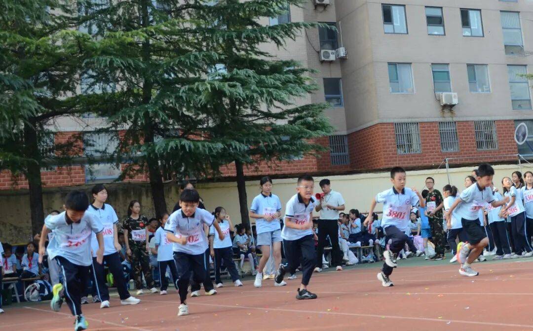 心系锦绣中华 汗燃十中赛场