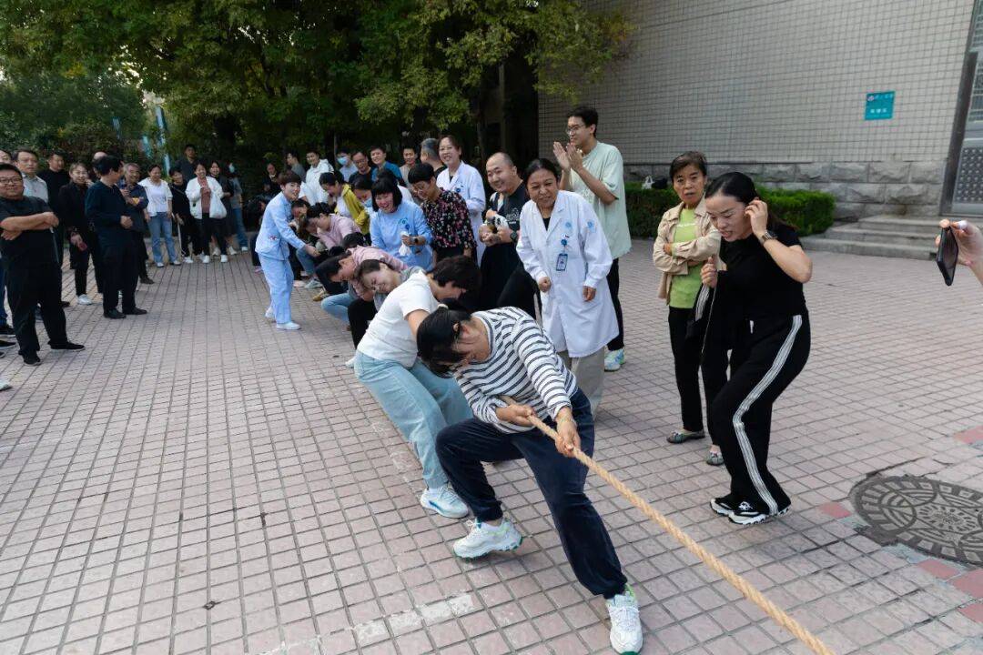 阳谷县人民医院2025年"迎国庆 庆中秋"职工拔河比赛"燃"