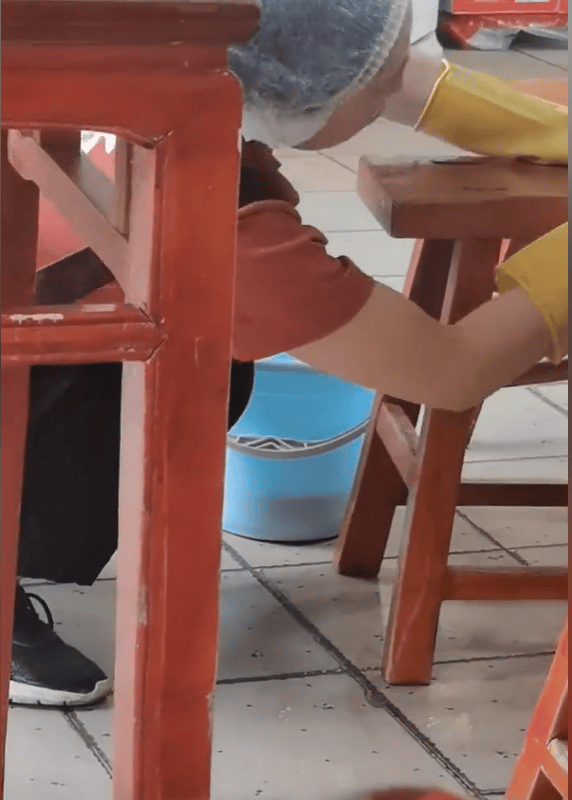 服务员用“筷子桶”装黑水擦桌椅，济南一快餐店：管理不到位，立即整改