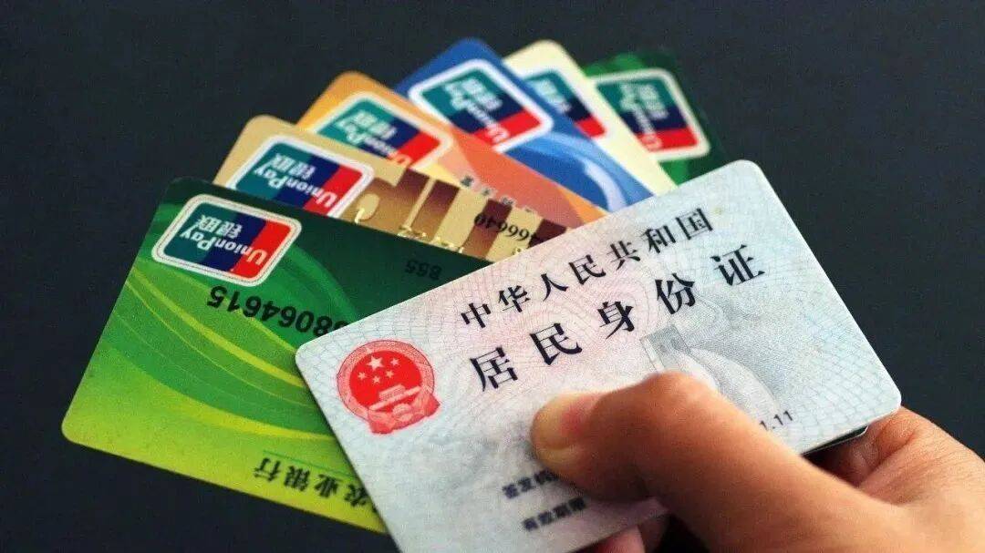 女子打电话报警：他们说我是在逃人员，是诈骗吧？民警：不！这回是真的