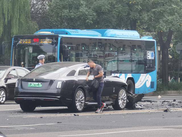 知名车评人的劳斯莱斯被严重损毁？回应来了