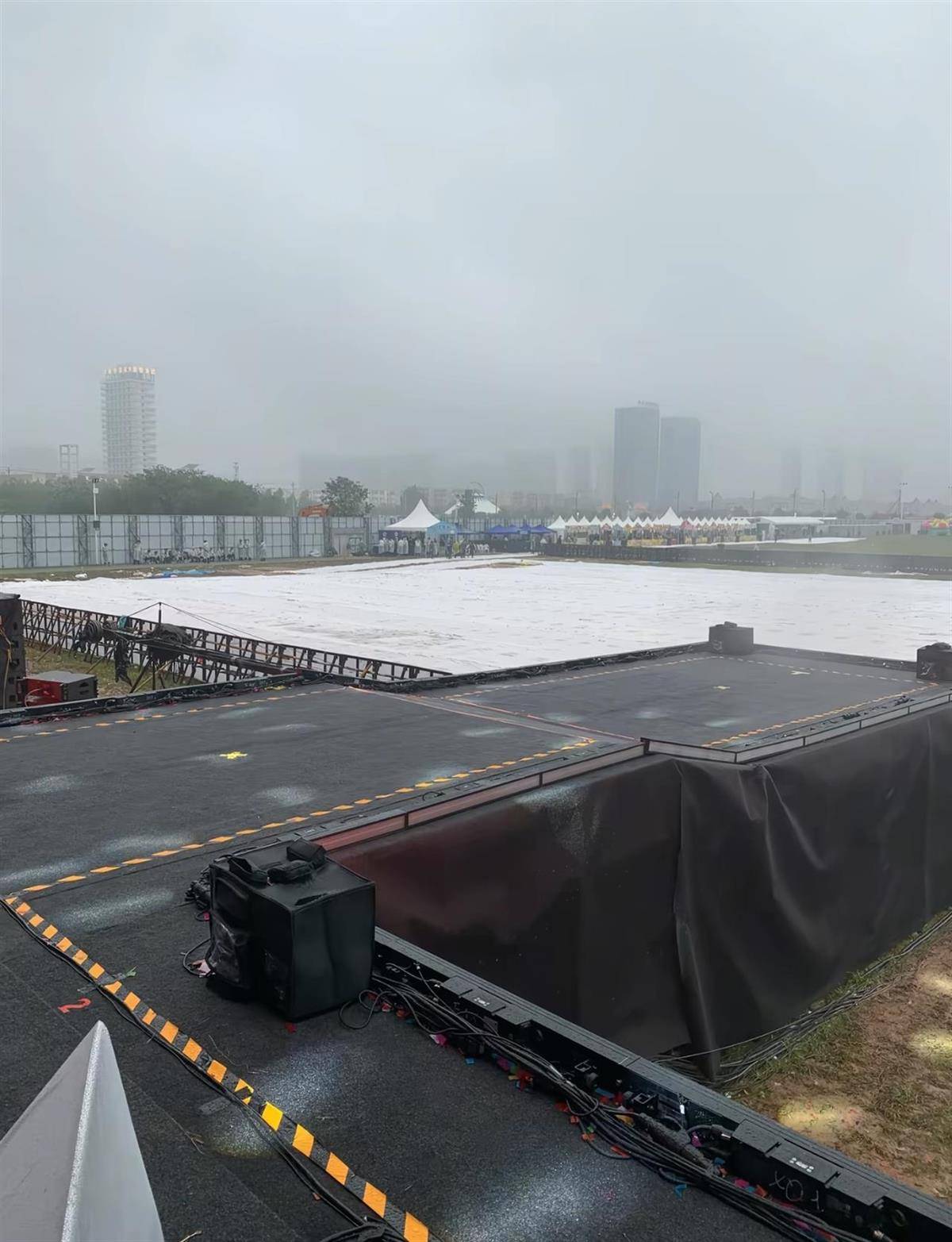 场地泥泞不堪，宝鸡音乐节秒变“插秧现场”，歌迷自称是“在逃兵马俑”，主办方已连夜铺木板