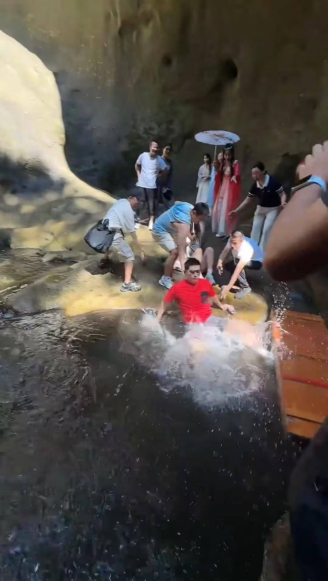 张继科直播回应落水：不知被谁一脚“踹”水里了，幸亏水流不急，否则不知冲哪去了