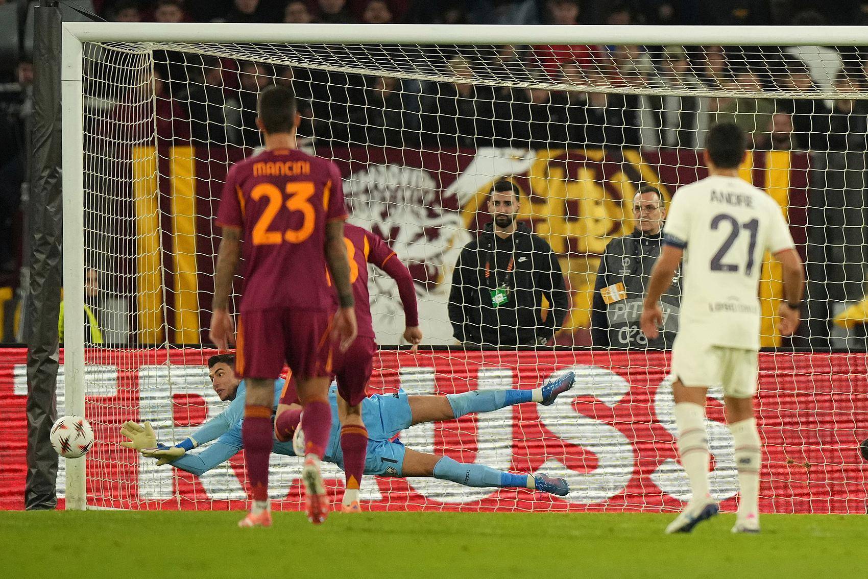 【欧联杯】里尔门将奥泽尔三扑点球，他为曼联门将巴因德尔打替补