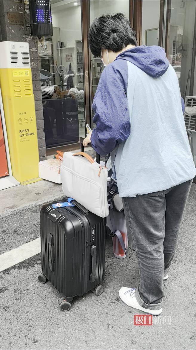 25岁内蒙古女子刚下高铁，就拖着行李箱直奔晓华理发店排队剪头发