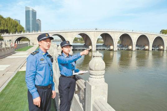 “城管蓝”日行两万步守护大运河