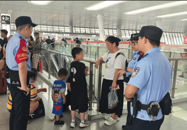 双胞胎哥哥在杭州东站被陌生女子抱走？派出所全员出动，20分钟锁定“嫌疑人”，万万没想到……