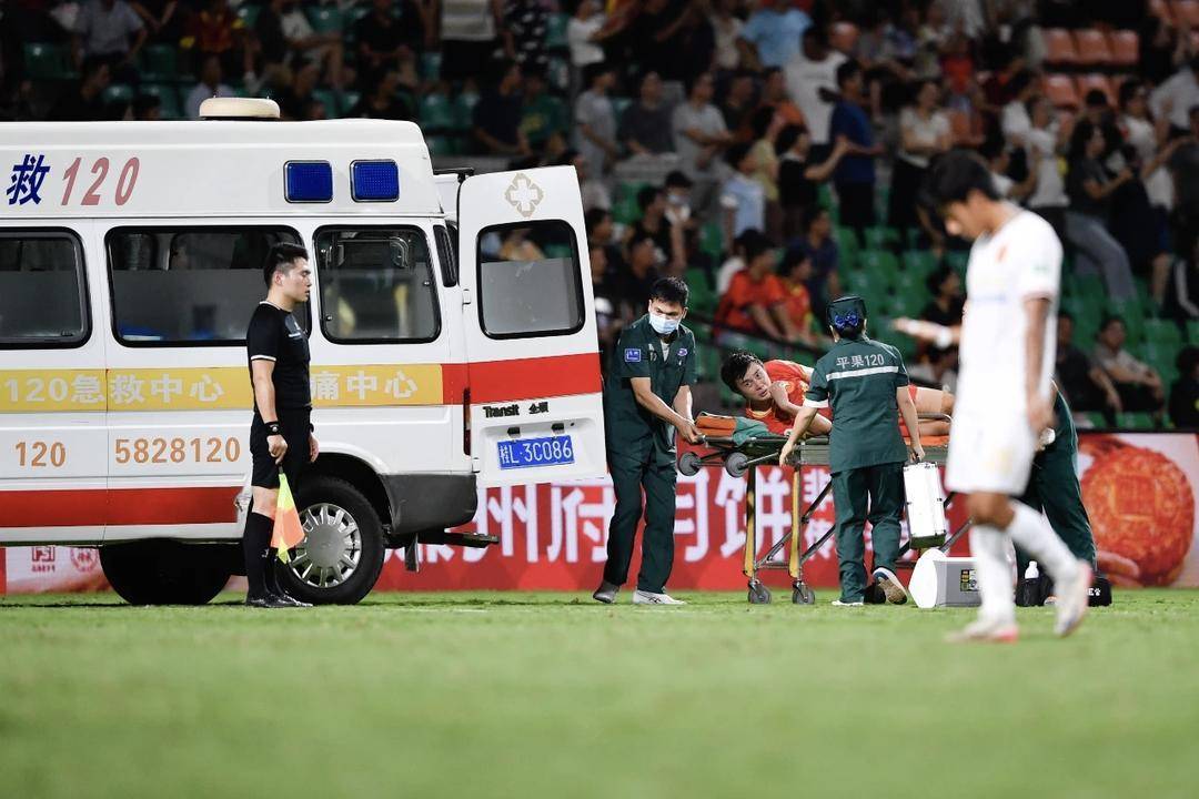 冲超与保级压力下：中甲赛场冲突背后的多重争议，伤病、判罚与情绪的全面爆发