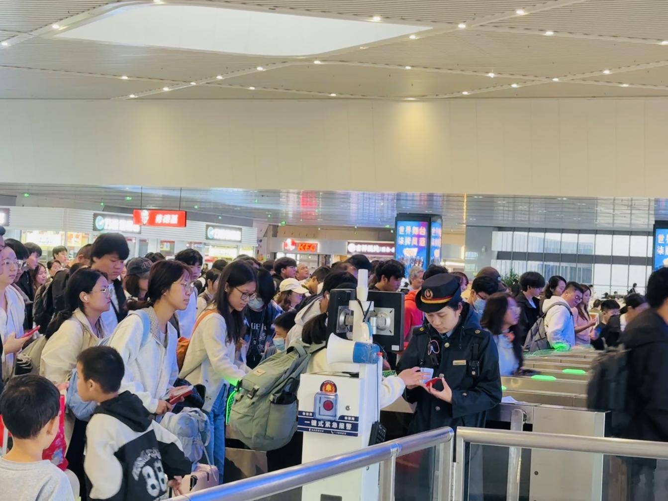 历史新高！国铁集团郑州局今日发送旅客104.8万人次