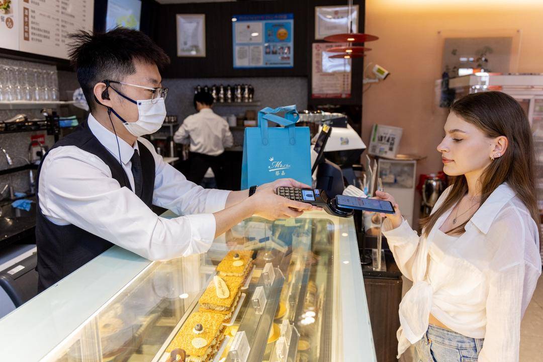 能扫也能“碰”，上海奥特莱斯、南京路步行街等成外国游客最爱消费热门商圈 -华闻时空