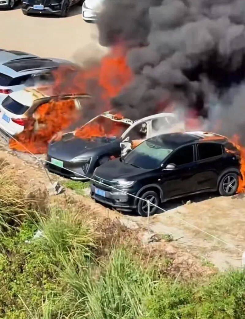 阿维塔副驾驶座椅位置起火致多车烧毁:电池监控系统成摆设?(图1)