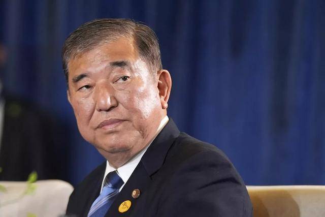 高市早苗当首相悬了，自民党又想起石破茂了：不如让他继续留任